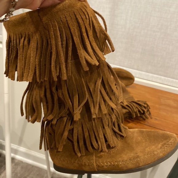 Minnetonka Moccasin Boots 3 Tier layer Fringe Boots Suede Size 6 Brown - Picture 8 of 10